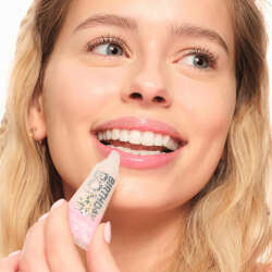 Essence Lip Gloss Birthday Bomb - 01 Cake My Day 10 ml - 4