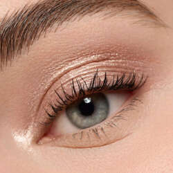 Essence Mono Eyeshadow Pearly 2 gr - 02 Silky Taupe - 4
