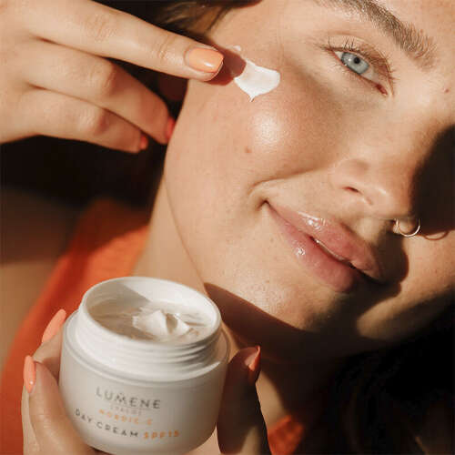 Lumene Nordic-C Vitamin C Aydınlatıcı ve Leke Karşıtı SPF 15 Gündüz Bakım Kremi 50 ml - 4